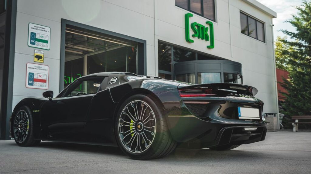Čierne Porsche parkuje pred autoservisom Biga STK v Podunajských Biskupiciach.
