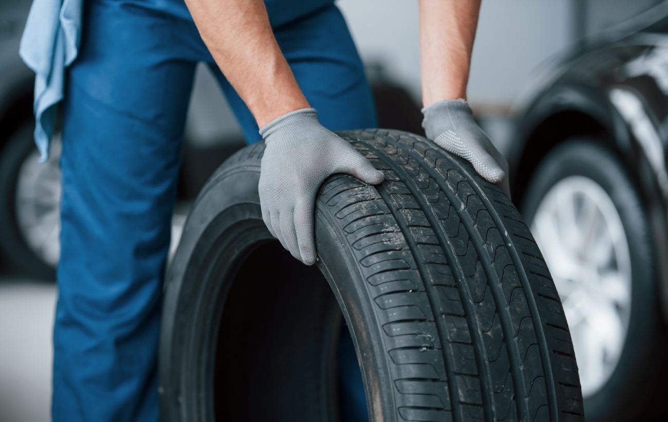 Automechanik držiaci pneumatiku