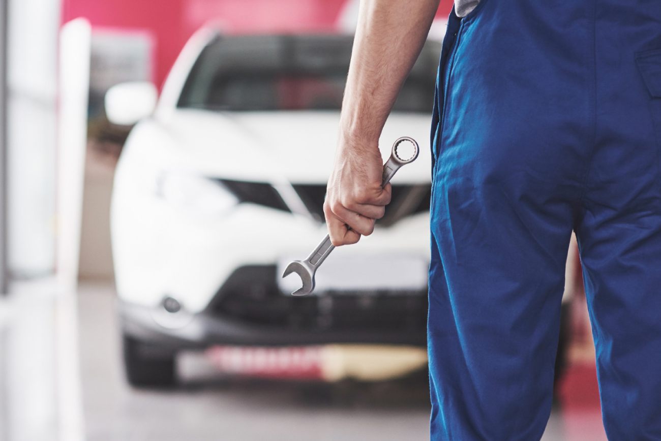 Ruka automechanika držiaca kľúč. 