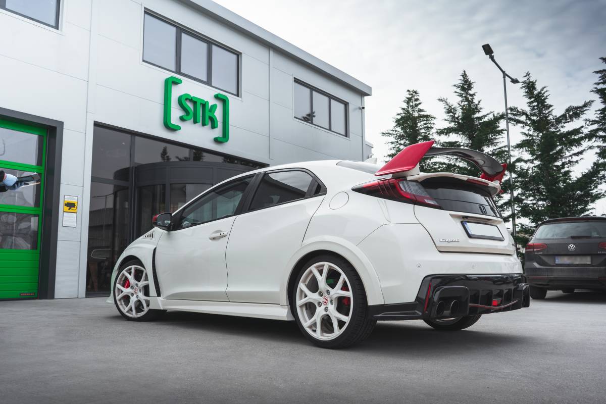 Biela Honda Civic zaparkovaná pred Biga servisom 